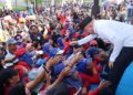 Gubernur Kalimantan Selatan, H Muhidin saat menyambut salam dari buru disela peringatan Hati Buruh Internasional (may Day) 2026