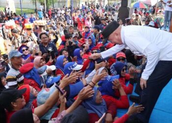 Gubernur Kalimantan Selatan, H Muhidin saat menyambut salam dari buru disela peringatan Hati Buruh Internasional (may Day) 2026