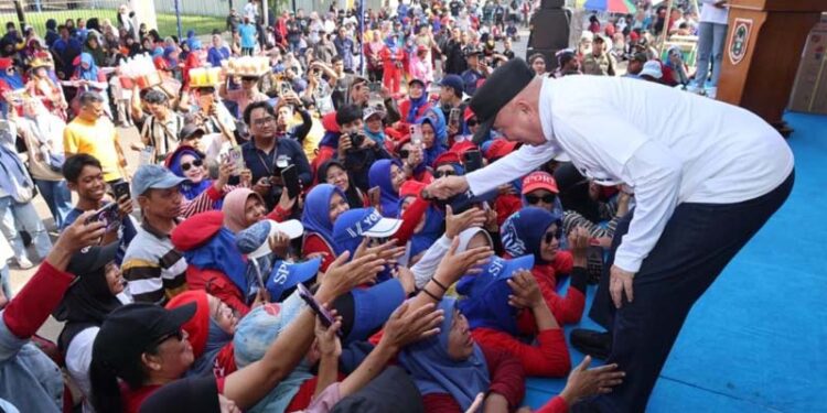 Gubernur Kalimantan Selatan, H Muhidin saat menyambut salam dari buru disela peringatan Hati Buruh Internasional (may Day) 2026