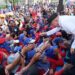 Gubernur Kalimantan Selatan, H Muhidin saat menyambut salam dari buru disela peringatan Hati Buruh Internasional (may Day) 2026