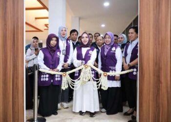 Ketua Tim Pembina (TP) Posyandu Provinsi Kalimantan Selatan, Hj Fathul Jannah Muhidin saat memotong untaian melati sebagai tanda diresmikannya Sekretariat Baru Posyandu Kalsel