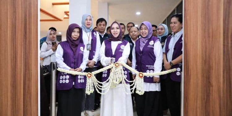 Ketua Tim Pembina (TP) Posyandu Provinsi Kalimantan Selatan, Hj Fathul Jannah Muhidin saat memotong untaian melati sebagai tanda diresmikannya Sekretariat Baru Posyandu Kalsel