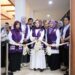 Ketua Tim Pembina (TP) Posyandu Provinsi Kalimantan Selatan, Hj Fathul Jannah Muhidin saat memotong untaian melati sebagai tanda diresmikannya Sekretariat Baru Posyandu Kalsel