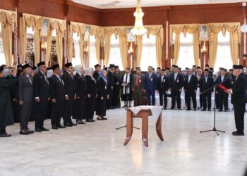 GUBERNUR Kalimantan Selatan H Muhidin saat melantik dan mengambil sumpah ratusan pejabat struktural dan fungsional di lingkungan Pemprov Kalsel.