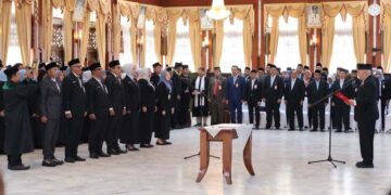 GUBERNUR Kalimantan Selatan H Muhidin saat melantik dan mengambil sumpah ratusan pejabat struktural dan fungsional di lingkungan Pemprov Kalsel.