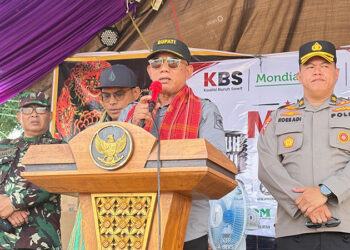 BUPATI Kotabaru H Muhammad Rusli didampingi Wabup Syairi Mukhlis saat memberikan sambutan pada peringatan hari buruh.