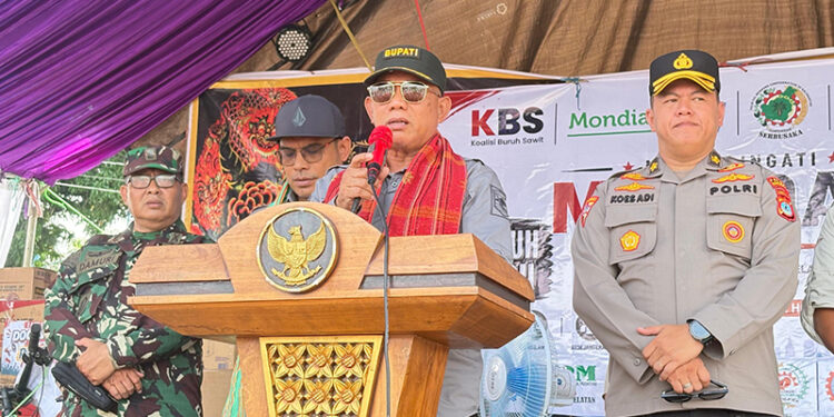 BUPATI Kotabaru H Muhammad Rusli didampingi Wabup Syairi Mukhlis saat memberikan sambutan pada peringatan hari buruh.