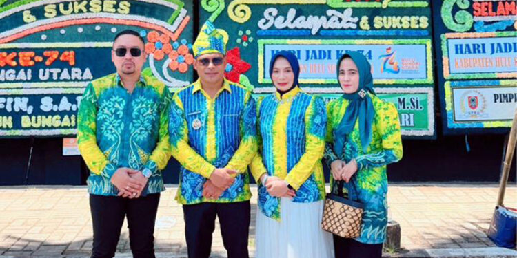 WABUP Kotabaru Syairi Mukhlis SSos dan istri bersama Kepala Dinas Komunikasi dan Informatika Gusti Abdul Wakhid saat menghadiri Harjad HSU.