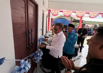 WABUP Kotabaru Syairi Mukhlis saat meresmikan Kantor Desa Bungkukan.