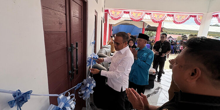 WABUP Kotabaru Syairi Mukhlis saat meresmikan Kantor Desa Bungkukan.