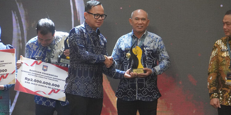 BUPATI Kotabaru saat menerima penghargaan Creative Financing Transformasi Entrepreneur Government.
