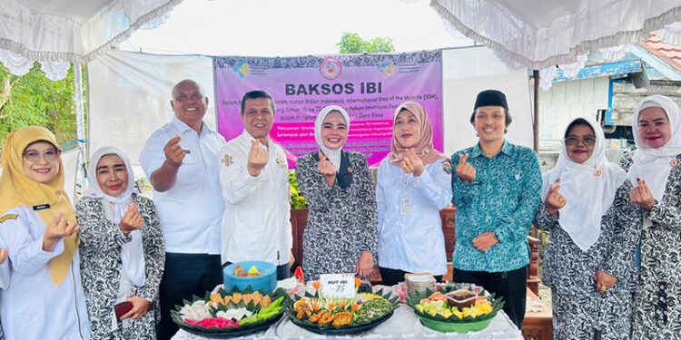 IBI Kotabaru saat menggelar baksos KB dan Imunisasi.