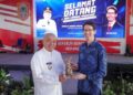 GUBERNUR Kalimantan Selatan H Muhidin ketika menerima cinderamata dari Konjen Australia, di Makassar.