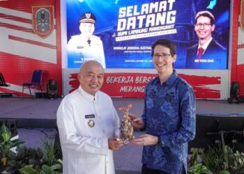 GUBERNUR Kalimantan Selatan H Muhidin ketika menerima cinderamata dari Konjen Australia, di Makassar.