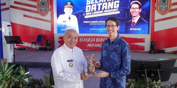 GUBERNUR Kalimantan Selatan H Muhidin ketika menerima cinderamata dari Konjen Australia, di Makassar.