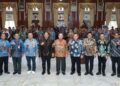 Gubernur Kalimantan Selatan, H Muhidin berfoto bersama narasumber dan peserta Fokus Group Disussion (FGD) tentang penguatan tata kelola pengwasan dan sinergi penyelenggaraan pemerintahan daerah se-Kalsel tahun 2026