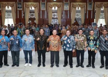 Gubernur Kalimantan Selatan, H Muhidin berfoto bersama narasumber dan peserta Fokus Group Disussion (FGD) tentang penguatan tata kelola pengwasan dan sinergi penyelenggaraan pemerintahan daerah se-Kalsel tahun 2026