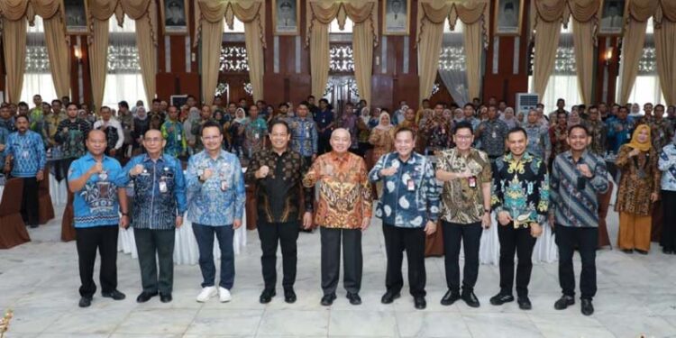 Gubernur Kalimantan Selatan, H Muhidin berfoto bersama narasumber dan peserta Fokus Group Disussion (FGD) tentang penguatan tata kelola pengwasan dan sinergi penyelenggaraan pemerintahan daerah se-Kalsel tahun 2026