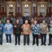 Gubernur Kalimantan Selatan, H Muhidin berfoto bersama narasumber dan peserta Fokus Group Disussion (FGD) tentang penguatan tata kelola pengwasan dan sinergi penyelenggaraan pemerintahan daerah se-Kalsel tahun 2026