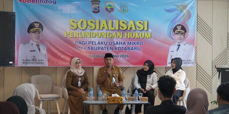 ASISTEN II Bidang Perekonomian dan Pembangunan Kotabaru Drs H Murdianto saat menghadiri Sosialisasi Perlindungan Hukum bagi Pelaku Usaha Mikro di Gedung Dekranasda, Senin (25/5) pagi.