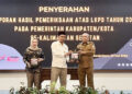 BUPATI Kotabaru H Muhammad Rusli saat menerima LHP atas LKPD Tahun 2025 dari Kepala Perwakilan BPK RI Kalsel Andriyanto.
