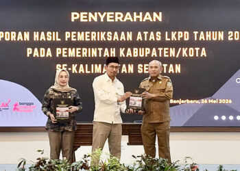 BUPATI Kotabaru H Muhammad Rusli saat menerima LHP atas LKPD Tahun 2025 dari Kepala Perwakilan BPK RI Kalsel Andriyanto.