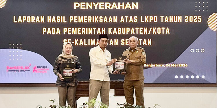 BUPATI Kotabaru H Muhammad Rusli saat menerima LHP atas LKPD Tahun 2025 dari Kepala Perwakilan BPK RI Kalsel Andriyanto.