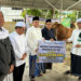 WABUP Kotabaru Syairi Mukhlis saat menyerahkan bantuan sapi kurban di Masjid Jami Baitul Abrar.