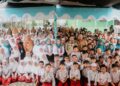 Ketua Tim Penggerak PKK Provinsi Kalimantan Selatan, Hj Fathul Jannah berfoto bersama anak-anak SD disela mengenalkan pola konsumsi pangan Beragam, Bergizi, beimbang dan Aman (B2SA) di Kota Banjarmasin