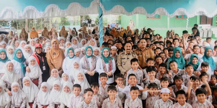 Ketua Tim Penggerak PKK Provinsi Kalimantan Selatan, Hj Fathul Jannah berfoto bersama anak-anak SD disela mengenalkan pola konsumsi pangan Beragam, Bergizi, beimbang dan Aman (B2SA) di Kota Banjarmasin