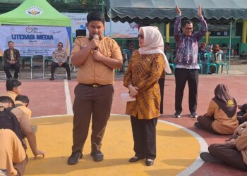 Anggota DPRD Provinsi Kalsel Hj Dewi Damayanti Said S.E., M.M sosialisasi Revitalisasi dan Aktualisasi Nilai-Nilai Ideologi Pancasila dan Wawasan Kebangsaan kepada masyarakat, termasuk para pelajar SMAN 7 Banjarmasin.rds