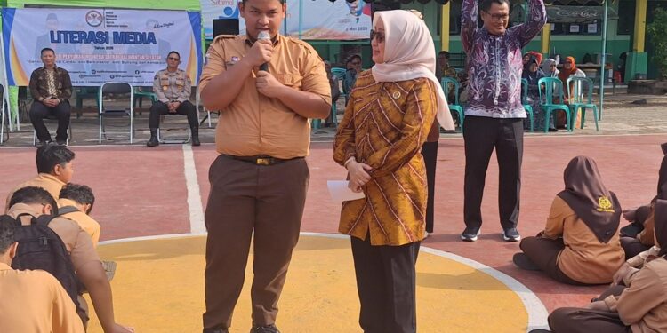 Anggota DPRD Provinsi Kalsel Hj Dewi Damayanti Said S.E., M.M sosialisasi Revitalisasi dan Aktualisasi Nilai-Nilai Ideologi Pancasila dan Wawasan Kebangsaan kepada masyarakat, termasuk para pelajar SMAN 7 Banjarmasin.rds
