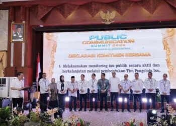 Plh Sekdaprov Kalimantan Selatan, H Subhan Nor Yaumil saat memimpin deklarasi komitmen bersama pengelolaan isu di era digital yang diikuti seluruh peserta disela Public Communication Summit 2026 di Banjarmasin