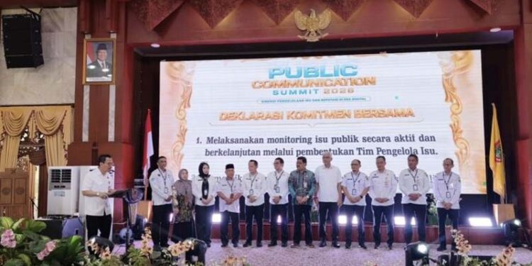 Plh Sekdaprov Kalimantan Selatan, H Subhan Nor Yaumil saat memimpin deklarasi komitmen bersama pengelolaan isu di era digital yang diikuti seluruh peserta disela Public Communication Summit 2026 di Banjarmasin