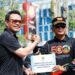 Plh Sekdaprov Kalimantan Selatan, H Subhan Nor Yaumil saat menyerahkan bantuan fasilitas pengelolaan sampah dan diterima Walikota Banjarmasin, HM Yamin HR disela aksi bersih-bersih dalam rangka peringatan Hari Lingkungan Hidup Sedunia tahun 2026