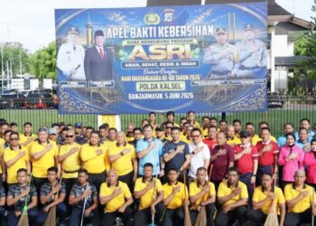 Plh Sekdaprov Kalsel, H Subhan Nor Yaumil (pakai kaos putih) berfoto bersama Kapolda Kalsel, Irjen Pol Dr Rosyanto Yudha Hermawan, disela aksi bersih-bersih lingkungan dan sungai dalam rangkaian peringatan Hari Bhayangkara ke-80 tahun 2026