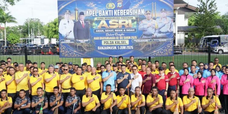 Plh Sekdaprov Kalsel, H Subhan Nor Yaumil (pakai kaos putih) berfoto bersama Kapolda Kalsel, Irjen Pol Dr Rosyanto Yudha Hermawan, disela aksi bersih-bersih lingkungan dan sungai dalam rangkaian peringatan Hari Bhayangkara ke-80 tahun 2026