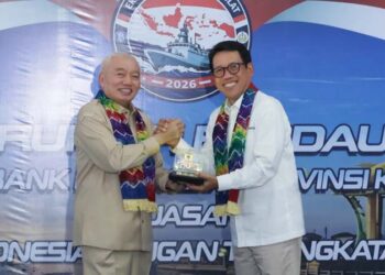 Gubernur Kalimantan Selatan, H Muhidin saat menerima cinderamata dari Kepala Departemen Pengelolaan Uang BI, Muhammad Anwar Bashori disela pelepasan Ekspedsi Rupiah Berdaulat (ERB) di kawasan Pelabuhan Trisakti Banjarmasin