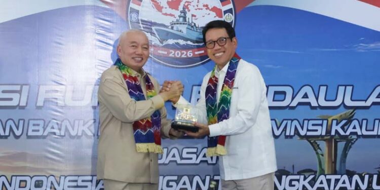 Gubernur Kalimantan Selatan, H Muhidin saat menerima cinderamata dari Kepala Departemen Pengelolaan Uang BI, Muhammad Anwar Bashori disela pelepasan Ekspedsi Rupiah Berdaulat (ERB) di kawasan Pelabuhan Trisakti Banjarmasin
