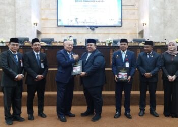 Gubernur Kalimantan Selatan, H Muhidin saat menerima laporan hasil pemeriksaan (LHP) oponi wajar tanpa pengecualian (WTP) dari BPK RI atas laporan keuangan tahun 2025 yang diserahkan Staf Ahli BPK RI bidang keuangan Pemda, Slamet Kurniawan
