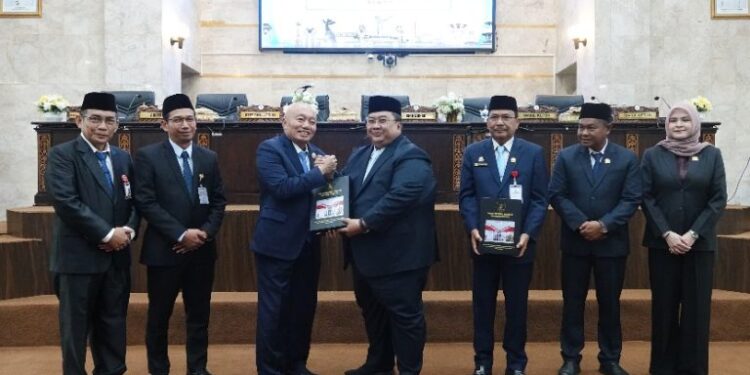 Gubernur Kalimantan Selatan, H Muhidin saat menerima laporan hasil pemeriksaan (LHP) oponi wajar tanpa pengecualian (WTP) dari BPK RI atas laporan keuangan tahun 2025 yang diserahkan Staf Ahli BPK RI bidang keuangan Pemda, Slamet Kurniawan