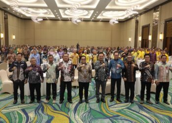 Plh Sekdaprov Kalimantan Selatan, H Subhan Nor Yaumil dan Ketua Komisi II DPR RI, M Rifqinizamy Karsayuda berfoto bersama peserta rapat koordinasi (Rakor) Regional Monitoring dan Evaluasi Pelaksanaan Program Direktif Presiden Batch III yang digelar Badan Strategi Kebijakan Dalam Negeri (BSKDN) Kemendagri, di Banjarbaru