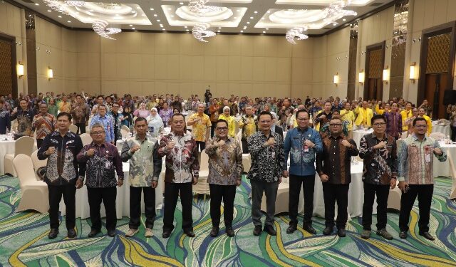 Plh Sekdaprov Kalimantan Selatan, H Subhan Nor Yaumil dan Ketua Komisi II DPR RI, M Rifqinizamy Karsayuda berfoto bersama peserta rapat koordinasi (Rakor) Regional Monitoring dan Evaluasi Pelaksanaan Program Direktif Presiden Batch III yang digelar Badan Strategi Kebijakan Dalam Negeri (BSKDN) Kemendagri, di Banjarbaru