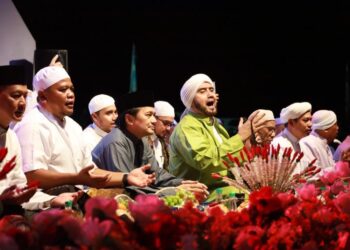 Wakil Gubernur Kalimantan Selatan, H Hasnuryadi Sulaiman bersama Habib Syech saat mengikuti Asam-Asam Bershalawat