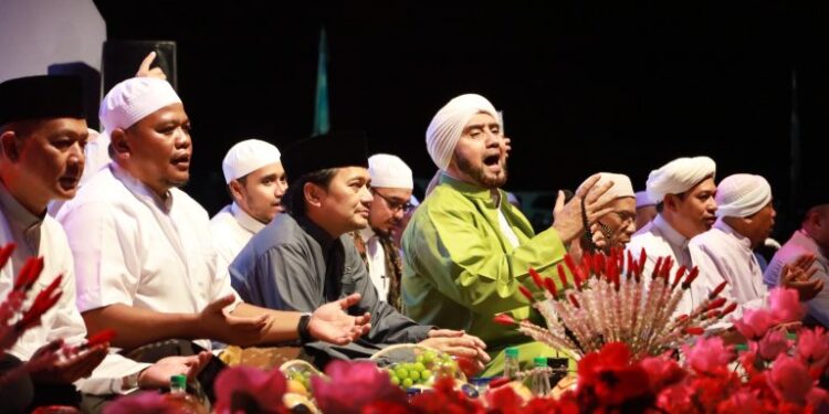 Wakil Gubernur Kalimantan Selatan, H Hasnuryadi Sulaiman bersama Habib Syech saat mengikuti Asam-Asam Bershalawat