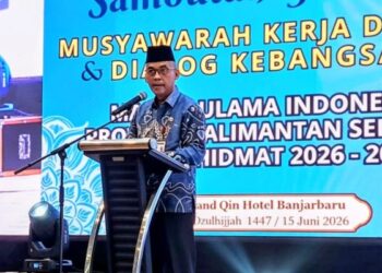 Staf Ahli Gubernur Bidang Pemerintahan, Hukum dan Politik, Adi Santoso, SSos, MSi saat membacakan sambutan tertulis Gubernur Kalsel pada pembukaan Mukerda I dan dialog kebangsaan MUI Provinsi Kalimantan Selatan