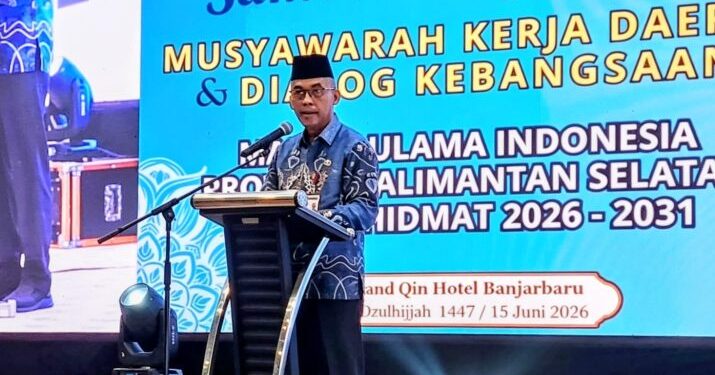 Staf Ahli Gubernur Bidang Pemerintahan, Hukum dan Politik, Adi Santoso, SSos, MSi saat membacakan sambutan tertulis Gubernur Kalsel pada pembukaan Mukerda I dan dialog kebangsaan MUI Provinsi Kalimantan Selatan