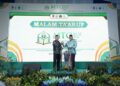 Sekdaprov Kalimantan Selatan, HM Syarifuddin disela malam taruf menyerahkan piala bergilir Gubernur Kalsel kepada tuan rumah MTQN tingkat Provinsi Kalsel tahun 2026 dan diterima Bupati Batola, H Bahrul Ilmi