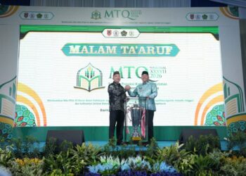 Sekdaprov Kalimantan Selatan, HM Syarifuddin disela malam taruf menyerahkan piala bergilir Gubernur Kalsel kepada tuan rumah MTQN tingkat Provinsi Kalsel tahun 2026 dan diterima Bupati Batola, H Bahrul Ilmi