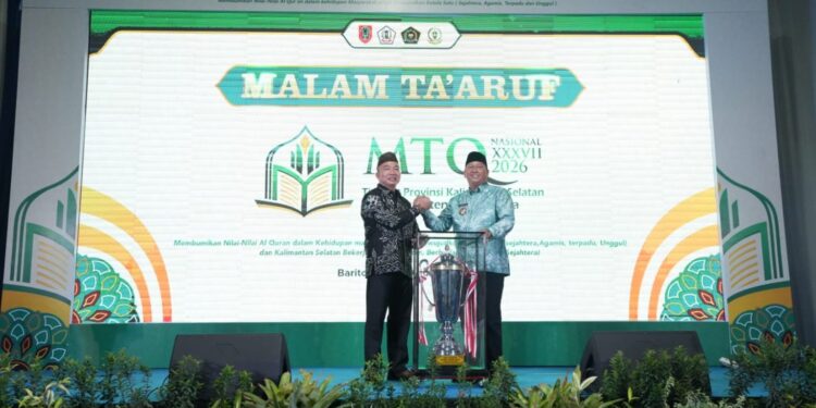 Sekdaprov Kalimantan Selatan, HM Syarifuddin disela malam taruf menyerahkan piala bergilir Gubernur Kalsel kepada tuan rumah MTQN tingkat Provinsi Kalsel tahun 2026 dan diterima Bupati Batola, H Bahrul Ilmi
